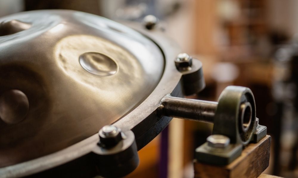 La technique de fabrication du handpan diffère selon le typa d'acier
